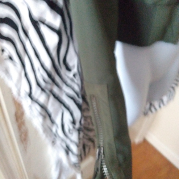 Army green cropped winter coat with fur hood - Picture 5 of 7